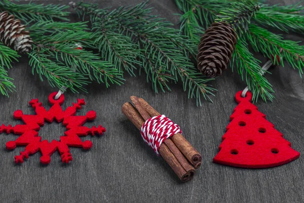 Vánoční rám z jedlových větví a ručně vyrobená hračka dekorace na — Stock fotografie