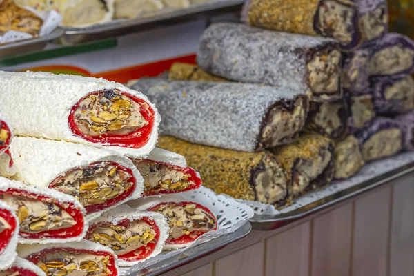Wielokolorowe tradycyjne tureckie Delight (rahat lokum) na c — Zdjęcie stockowe