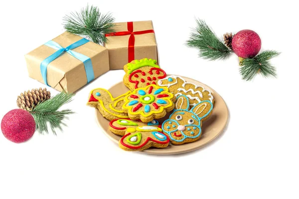 Gift boxes and homemade painted gingerbread cookies among fir br — Stock Photo, Image