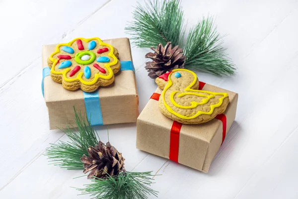 Geschenkboxen und selbst gebackene Lebkuchen inmitten von Tannenbäumen — Stockfoto