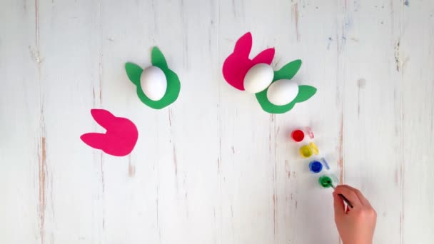 Mani Bambino Stanno Colorando Dipingendo Uova Pasqua Con Vernici Pennelli — Video Stock