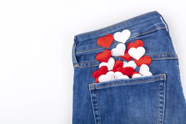 Conjunto Corações Tecido Vermelho Branco Bolso Calça Azul Fundo Branco — Fotografia de Stock