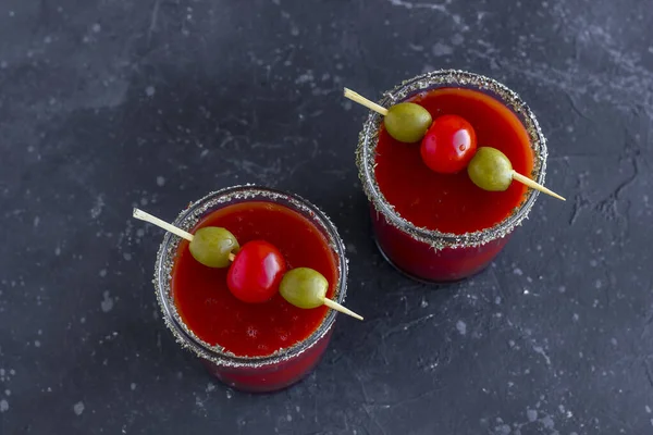 Pittige Vodka Bloody Mary Cocktails Geserveerd Met Gepekelde Groenten Tomaten — Stockfoto