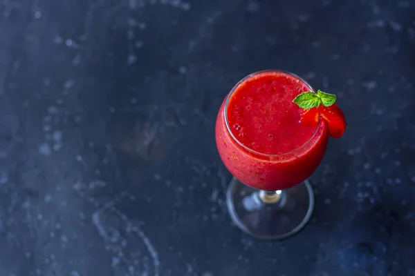 Frisch Geeister Erdbeer Smoothie Weinglas Dekoriert Mit Erdbeeren Minze Scheiben — Stockfoto