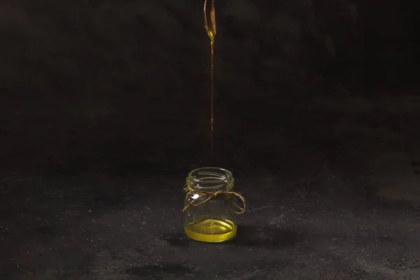 Verse Honing Druipt Van Een Lepel Naar Pot Zwarte Achtergrond — Stockfoto