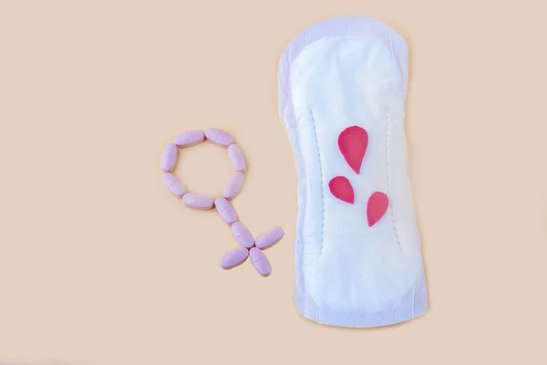 ピンクの痛みの薬から作られた保護月経パッドと性別のシンボル 女性の婦人科の健康と親密な衛生の概念 フラットレイアウト テキストのコピースペース 閉じる — ストック写真