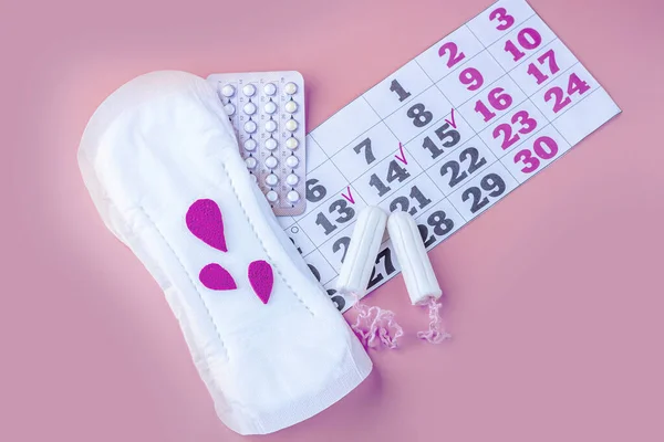 Ochronne Poduszki Miesiączkowe Tampony Bawełniane Tabletki Antykoncepcyjne Kalendarz Miesiączki Różowym — Zdjęcie stockowe