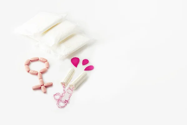 白に隔離されたピンクの痛みの薬から作られた保護月経パッド 綿のタンポンと性別のシンボル 女性の婦人科の健康と親密な衛生の概念 フラットレイアウト テキストのコピースペース — ストック写真