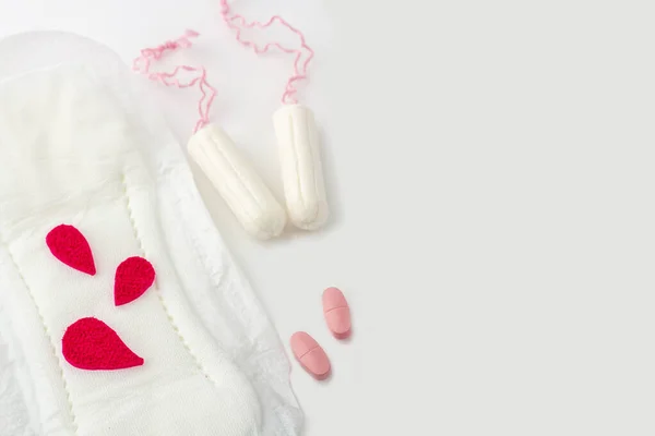 Skyddande Menstruationspad Med Tygbloddroppar Bomullstamponger Smärtpiller Vit Bakgrund Begreppet Kvinnor — Stockfoto