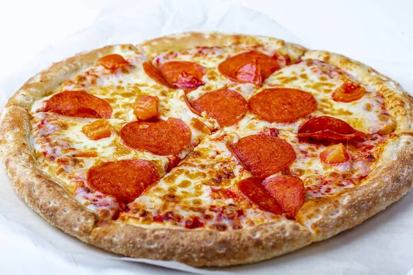 Uma Pizza Pepperoni Saborosa Preparada Fresca Com Salame Tomates Queijo — Fotografia de Stock