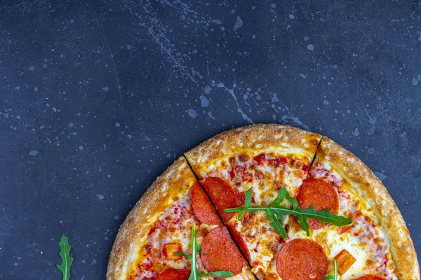 Uma Pizza Pepperoni Preparada Com Salame Tomate Queijo Fundo Escuro — Fotografia de Stock