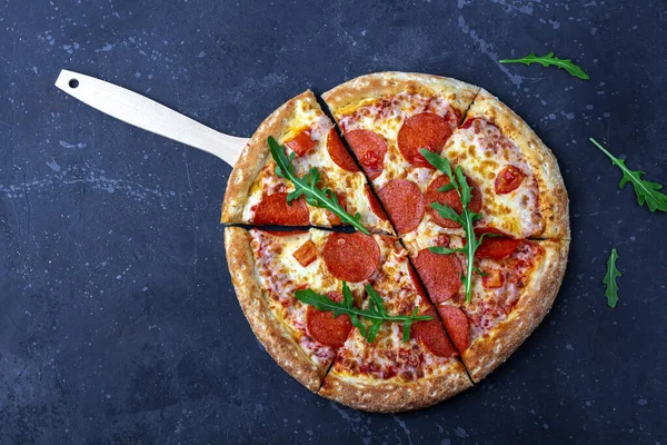 Uma Pizza Pepperoni Preparada Com Salame Tomate Queijo Fundo Escuro — Fotografia de Stock