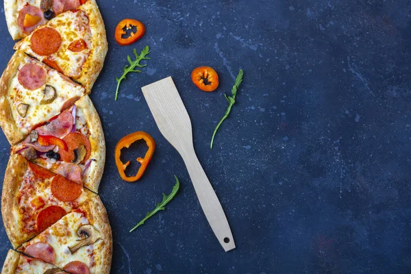 Uma Fatia Pizza Fresca Preparada Com Salame Cogumelos Presunto Queijo — Fotografia de Stock