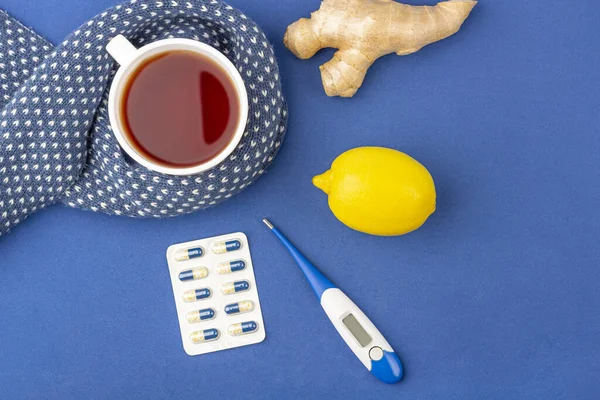 Xícara Chá Gengibre Limão Remédios Alternativos Pílulas Tradicionais Azul Espaço — Fotografia de Stock