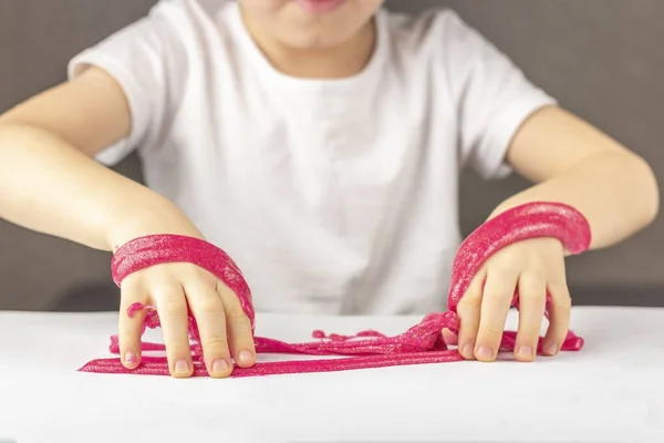 Grabben Leker Med Hemmagjord Rosa Glitter Slem Barnets Händer Sträcker — Stockfoto