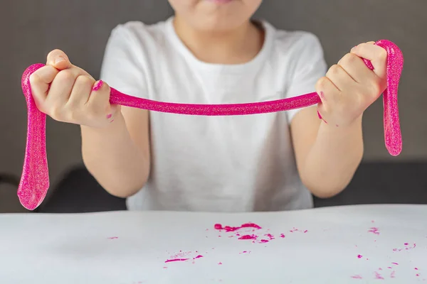 Grabben Leker Med Hemmagjord Rosa Glitter Slem Barnets Händer Sträcker — Stockfoto