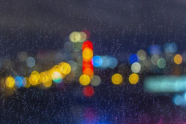 Gotas Lluvia Ventana Por Noche Con Luces Bokeh Fondo Abstracto — Foto de Stock