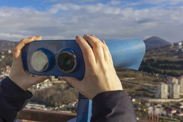 Kvinnliga Händer Hålla Sightseeing Turistiska Teleskop Utsikt Från Observationsdäcket Utsiktsplattform — Stockfoto