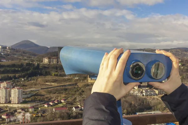 女性手拿着观光望远镜 从山上景观的观景台 观景台 游客散步 文本的复制空间 — 图库照片