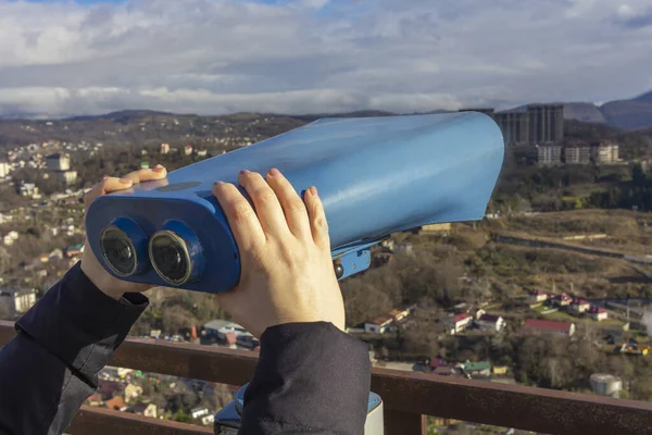 Mãos Femininas Seguram Telescópio Turístico Vista Deck Observação Plataforma Observação — Fotografia de Stock