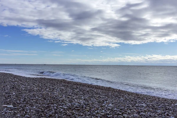 Seelandschaft Bei Trübem Schlechtem Wetter Mit Kieselsteinen Strand Vor Wolkenverhangenem — Stockfoto