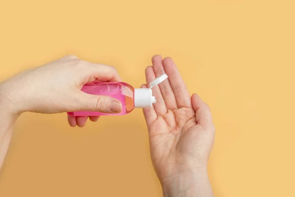 Disinfeksi Tangan Wanita Dengan Gel Pembersih Terhadap Virus Dan Bakteri — Stok Foto