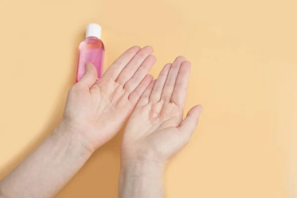 Disinfeksi Tangan Wanita Dengan Gel Pembersih Terhadap Virus Dan Bakteri — Stok Foto