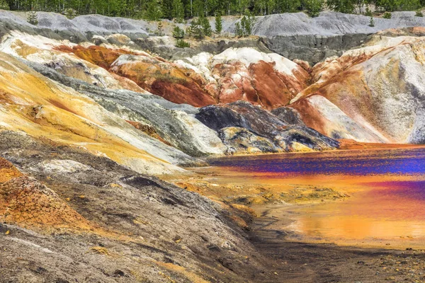 火星の表面のような風景 農村部の耐火粘土採石場 ロシアのウラル山脈の自然 デスクトップ バナー カバー用スクリーンセーバーのための固体赤茶色の黒い地球表面 — ストック写真