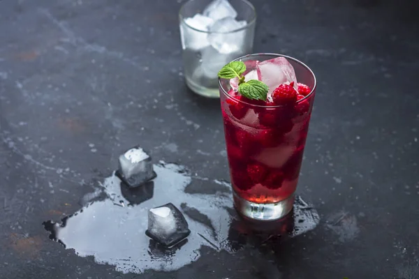 Raspberry Alcoholic Cocktail Liqueur Vodka Ice Mint Dark Background Raspberry — Stock Photo, Image