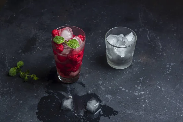 Raspberry Alcoholic Cocktail Liqueur Vodka Ice Mint Dark Background Raspberry — Stock Photo, Image