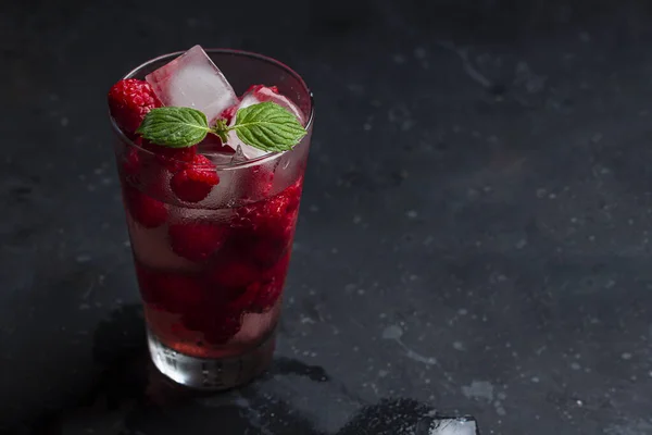 Coctel Frambuesa Alcohólica Con Licor Vodka Hielo Menta Sobre Fondo —  Fotos de Stock