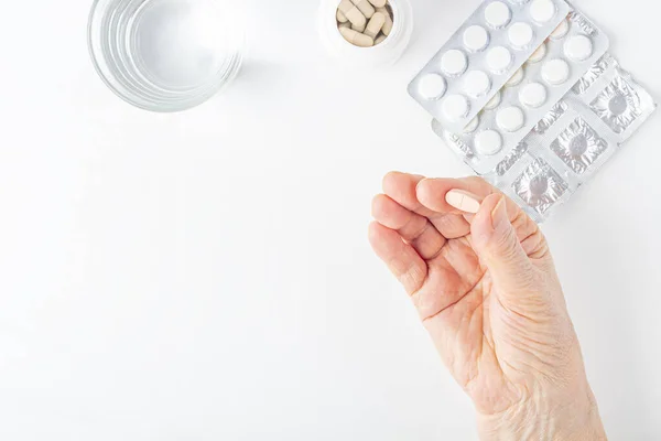 Anziana Mano Femminile Tenere Una Pillola Calcio Assistenza Sanitaria Medica — Foto Stock