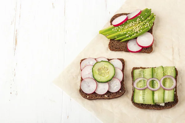 超级食物以不同的配料打开素食三明治 白底纸上的萝卜 健康饮食 有机蔬菜食品 平面布局 文本复制空间 简约主义 — 图库照片