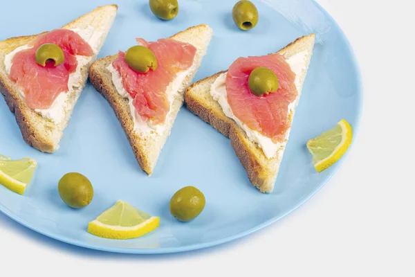 开胃菜 开放三明治与鲑鱼在蓝色盘子上的白色背景 意大利或斯堪的纳维亚传统烹饪 适当营养和健康饮食的概念 靠近点 — 图库照片