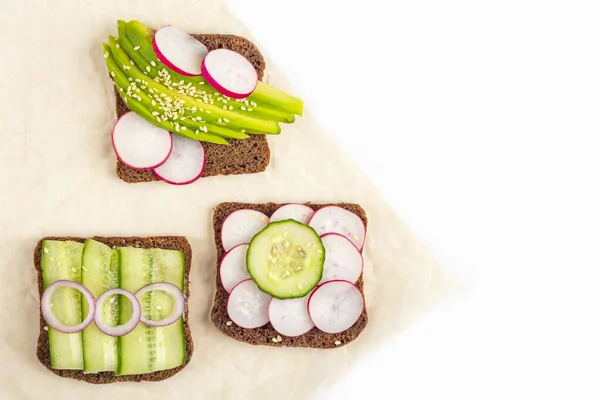 Sanduíche Vegetariano Aberto Supercomida Com Coberturas Diferentes Abacate Pepino Rabanete — Fotografia de Stock