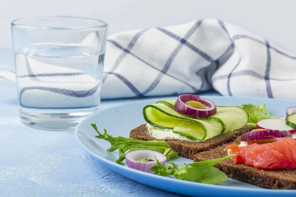 开胃菜 开放三明治与鲑鱼在蓝色盘子上的白色背景 意大利或斯堪的纳维亚传统烹饪 适当营养和健康饮食的概念 靠近点 — 图库照片