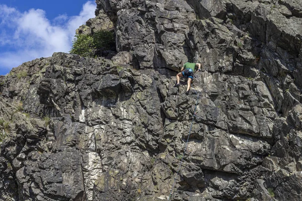 Young Strong Man Climber Hangs Cliff Rock Wall Climbing Mountaineering — Stock Photo, Image