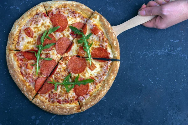 Mão Feminina Segura Pizza Com Culinária Pizza Pepperoni Preparada Fresca — Fotografia de Stock