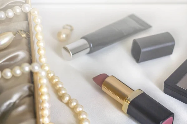 Frauenaccessoires Perlen Und Rosa Lippenstift Auf Weißem Hintergrund Modebranche Boudoir — Stockfoto