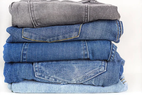 Snygg Hög Med Olika Nyanser Blå Jeans Vit Hylla Lagring — Stockfoto