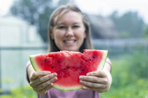 Fröhliche Frau Hält Eine Scheibe Wassermelone Vor Sich Sommerferienkonzept Gesunde — Stockfoto