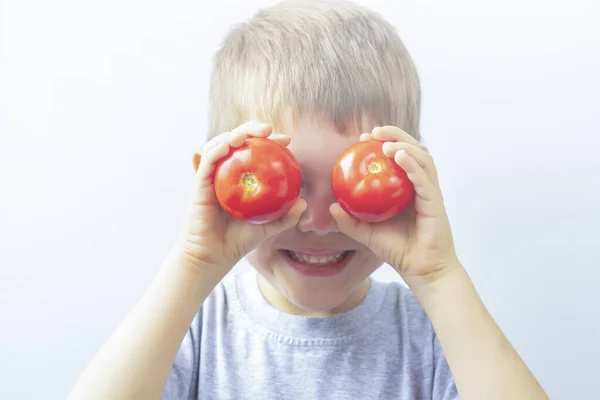 Menino Segurando Tomates Maduros Diante Seus Olhos Alimentação Saudável Conceito — Fotografia de Stock