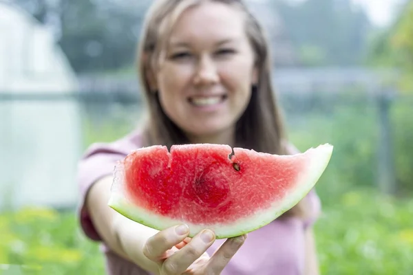 Fröhliche Frau Hält Eine Scheibe Wassermelone Vor Sich Sommerferienkonzept Gesunde — Stockfoto