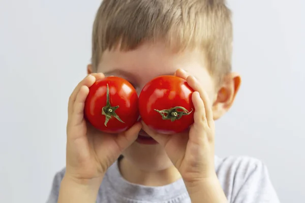 Menino Segurando Tomates Maduros Diante Seus Olhos Alimentação Saudável Conceito — Fotografia de Stock