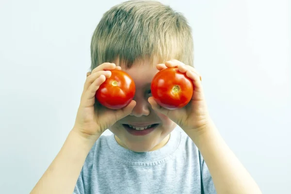 Menino Segurando Tomates Maduros Diante Seus Olhos Alimentação Saudável Conceito — Fotografia de Stock