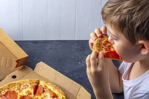 Criança Com Fome Come Pizza Apetite Pepperoni Casa Fecha Almoço — Fotografia de Stock