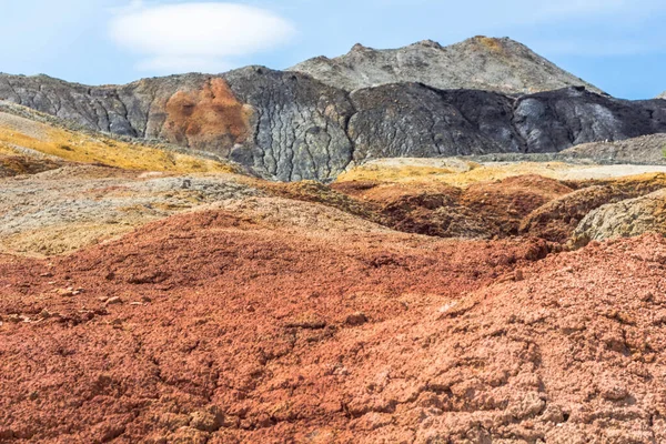 惑星火星の表面のような黙示録的な風景 固化した赤褐色の地球表面 バレン 土地が割れて焦げた 地球温暖化の概念 耐火粘土採石場 — ストック写真