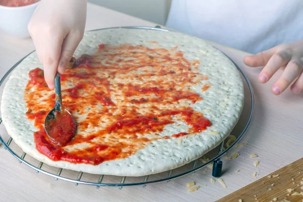 Miúdo Espalha Molho Massa Pizza Processo Cozinhar Pizza Caseira Por — Fotografia de Stock