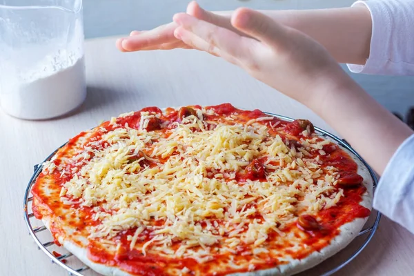 Mãos Criança Salpicam Queijo Ingredientes Massa Farinha Pizza Processo Cozinhar — Fotografia de Stock