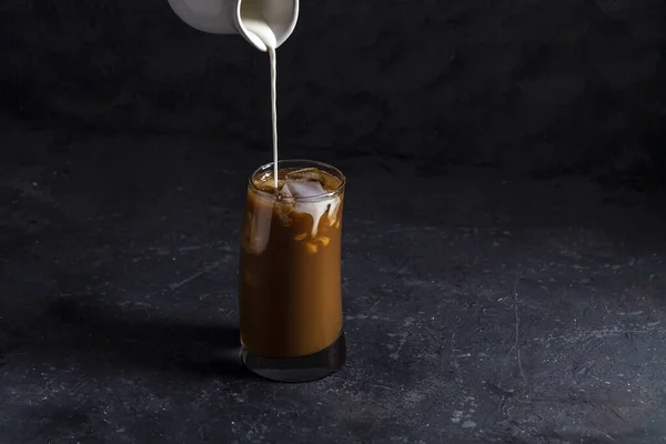 Eiskaffee Frappe Hohen Glas Kühles Sommergetränk Auf Dunklem Hintergrund Leiser — Stockfoto